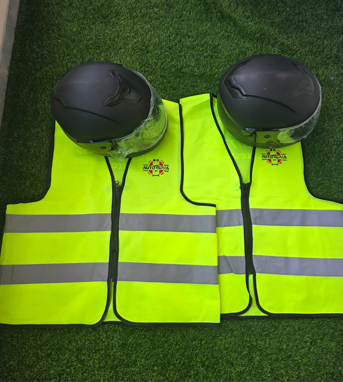 2 Motorbike Helmets & 2 Safety Reflectors Set – Motorcycle Protection Gear Kit